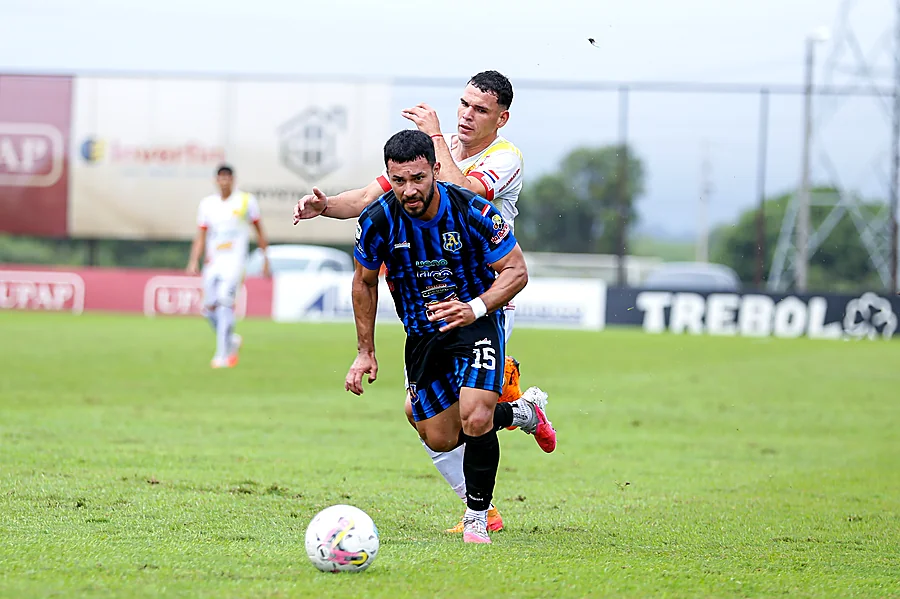 Jugador de Atlántida avanza con el balón ante Martín Ledesma, fecha 23