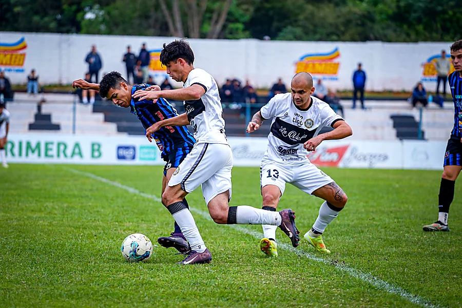 Jugadores de Atlántida disputan el balón ante Olimpia de Itá, fecha 24