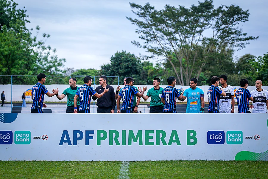 Capitanes y árbitras antes del saque inicial, Atlántida vs Martín Ledesma