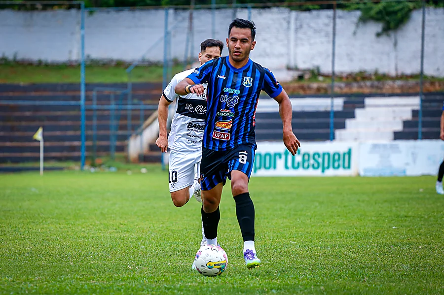 Jugador de Atlántida avanza con el balón ante Olimpia de Itá, fecha 24
