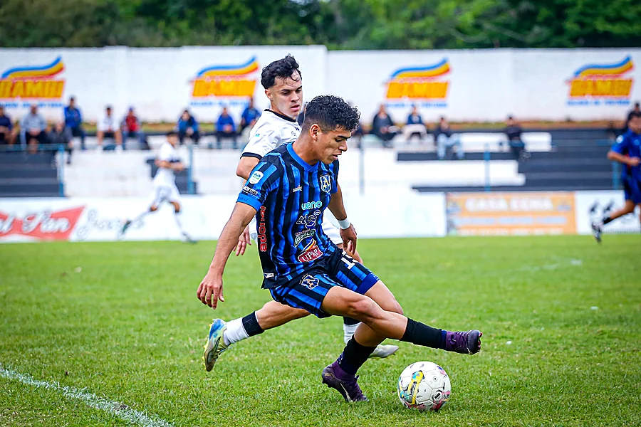 Jugador de Atlántida dribla a un rival de Olimpia de Itá, fecha 24