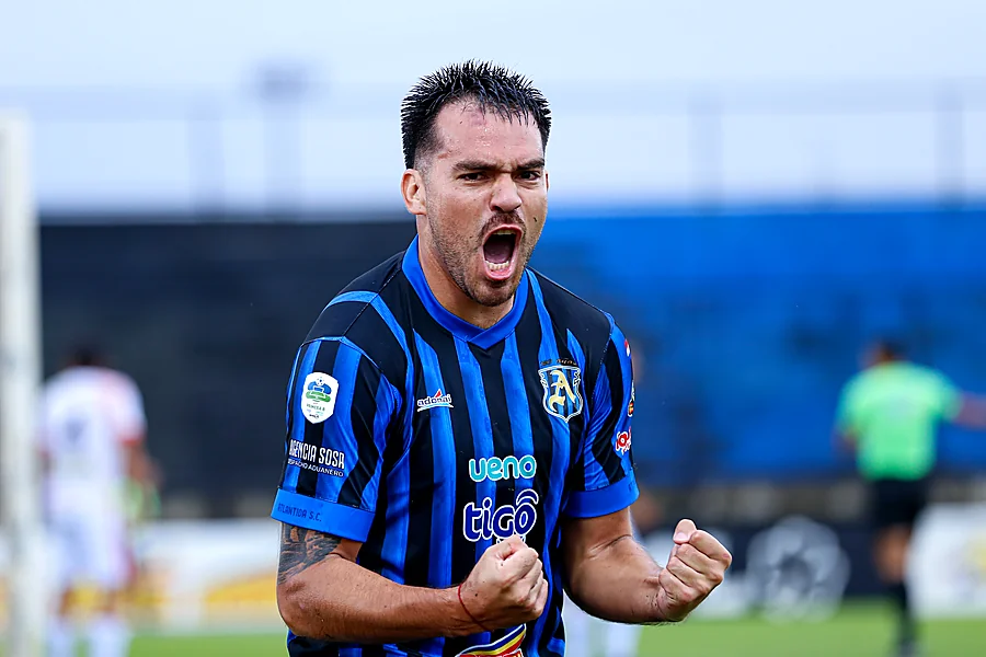 Jugador de Atlántida festeja un gol con mucha intensidad