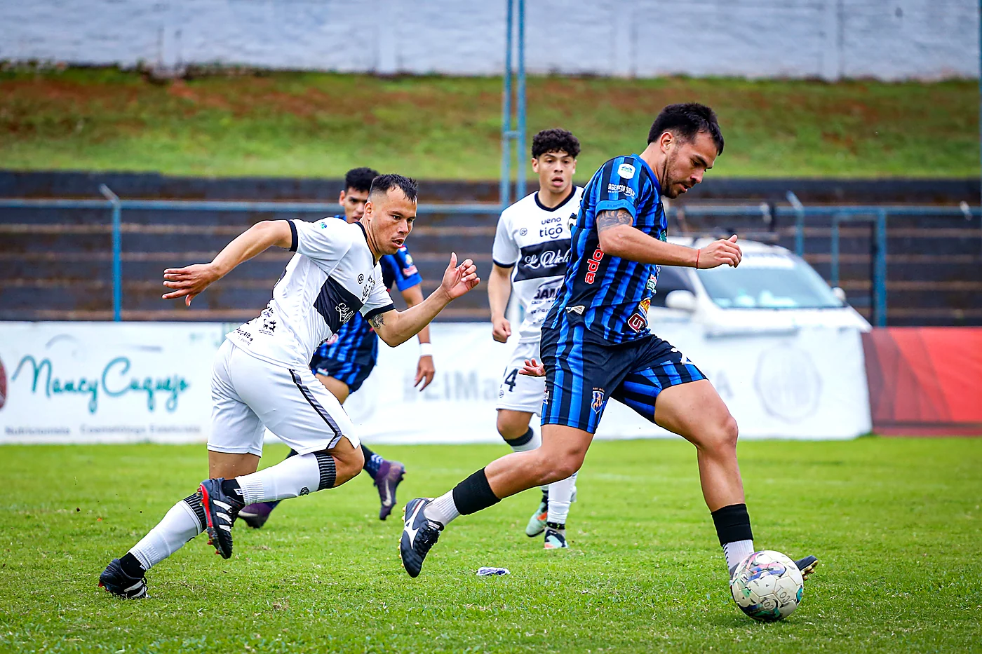 Jugador de Atlántida disputa el balón ante Olimpia de Itá, fecha 24