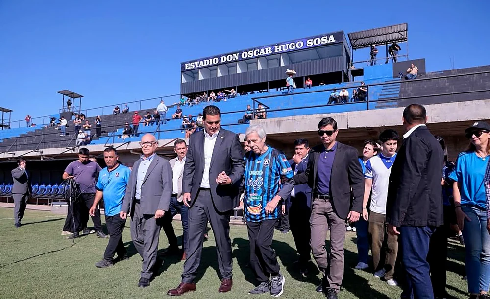 Óscar Sosa ingresando a la cancha, con el cartel del Estadio Don Óscar Hugo Sosa de fondo