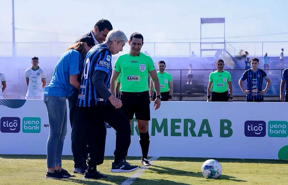 Óscar Sosa realiza el saque de honor en un partido de Primera División B