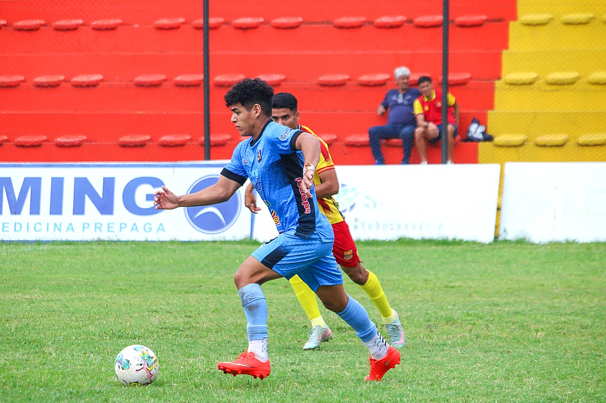 Jugador de Atlántida avanza con el balón ante Sport Colombia, fecha 29