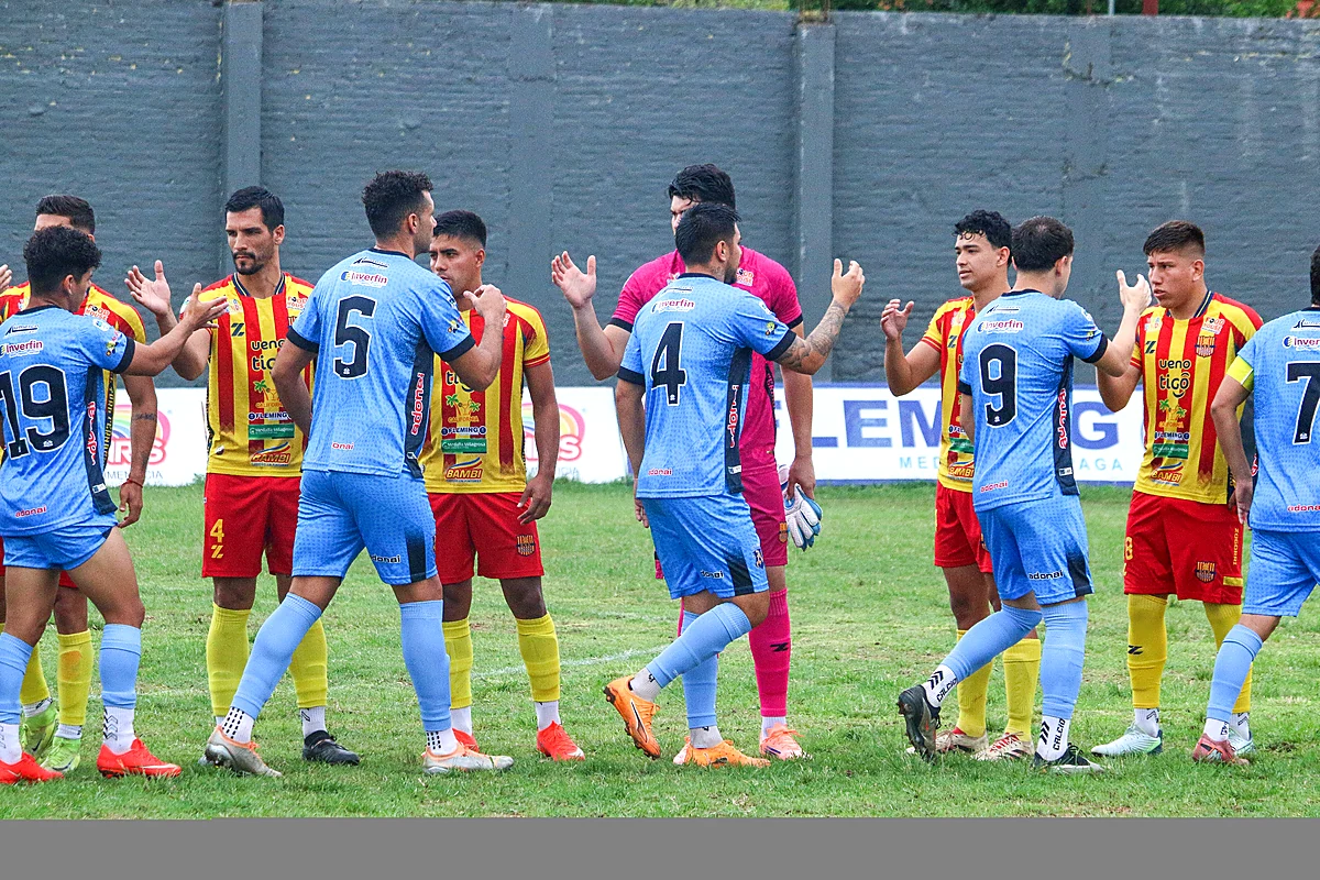 Jugadores de Atlántida y Sport Colombia se saludan antes del partido, fecha 29