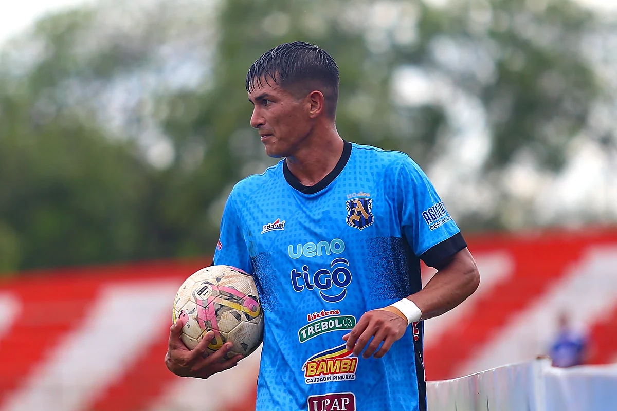 Jugador de Atlántida sostiene el balón durante el partido ante Atlético Colegiales, fecha 31