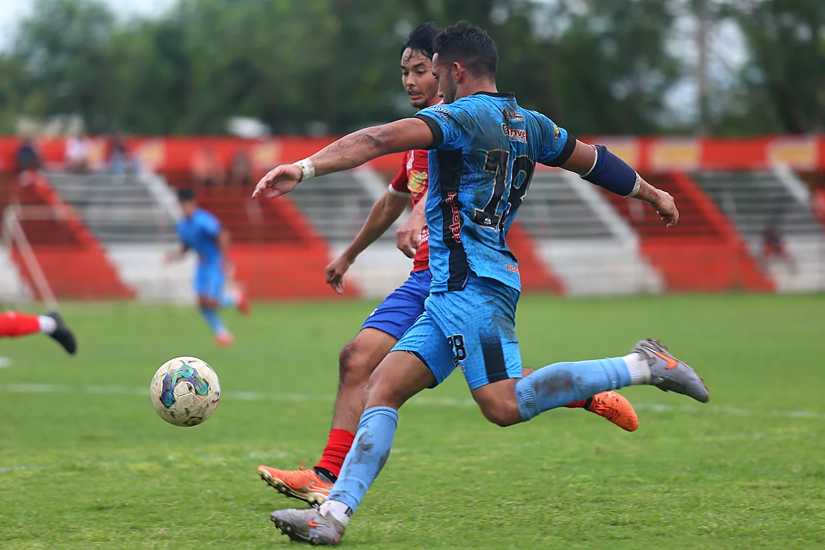 Jugador de Atlántida patea el balón ante Atlético Colegiales, fecha 31