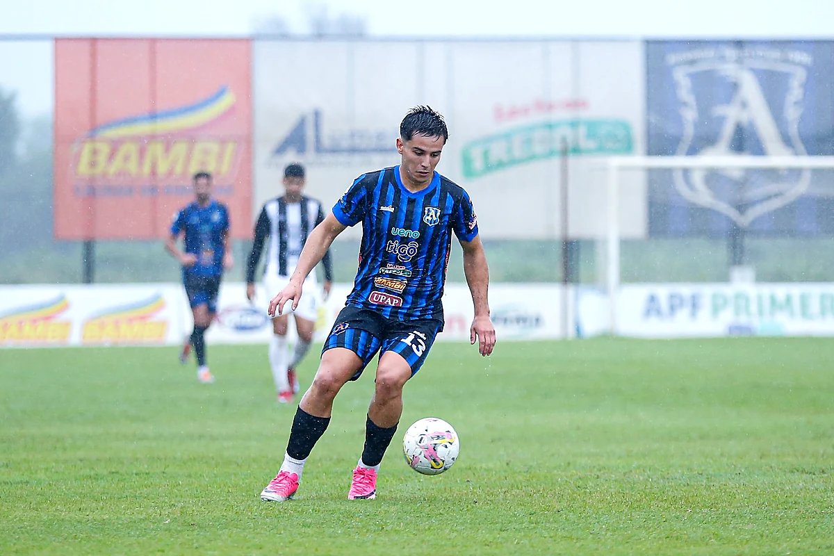 Jugador de Atlántida con la cartelería de Bambi y el escudo del club de fondo, fecha 30