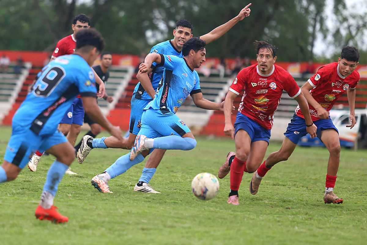 Atlántida disputa el balón ante Atlético Colegiales, fecha 31