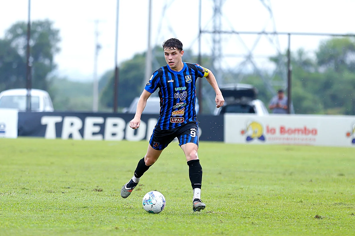 Jugador de Atlántida conduce el balón ante 12 de Octubre (SD), fecha 30