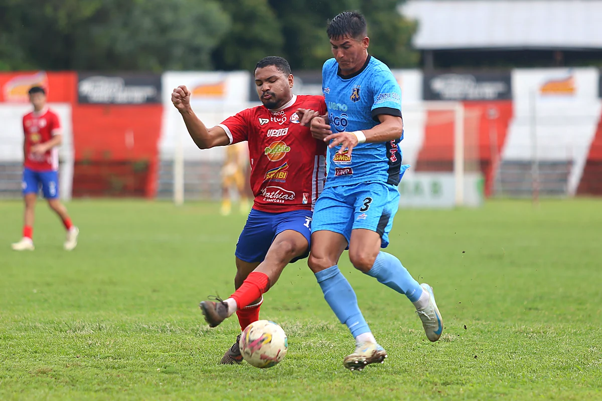 Atlántida disputa el balón ante Atlético Colegiales, fecha 31