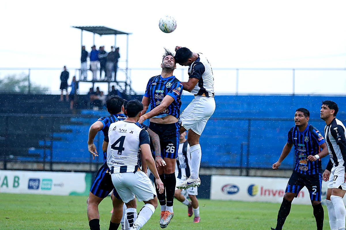 Duelo aéreo entre Atlántida y 12 de Octubre (SD), fecha 30