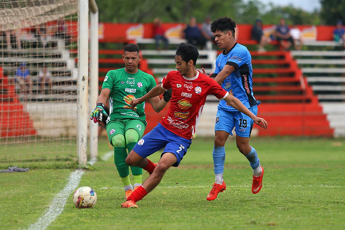 Jugada frente al arco en Atlético Colegiales vs Atlántida, fecha 31
