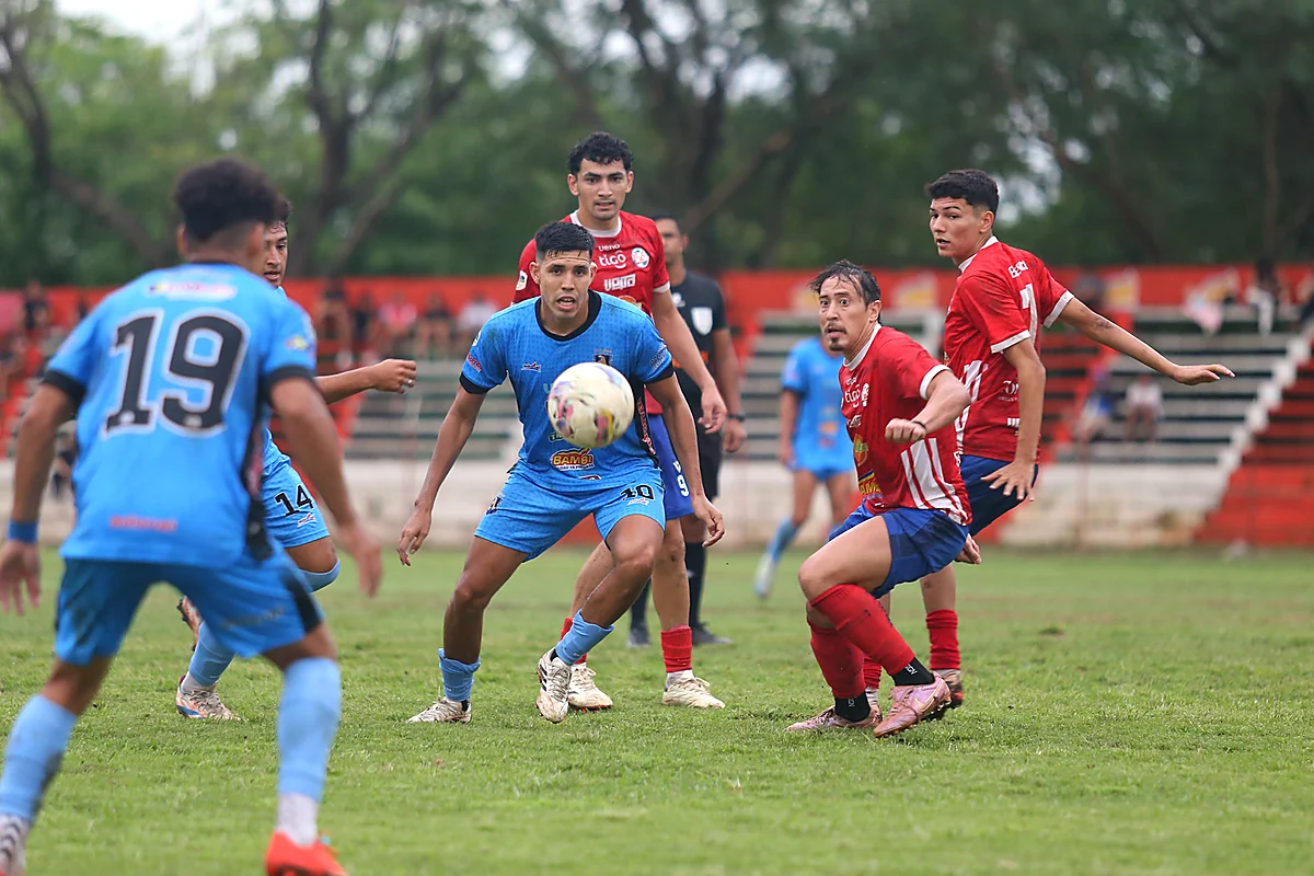 Jugadores de Atlántida con el balón ante Atlético Colegiales, fecha 31