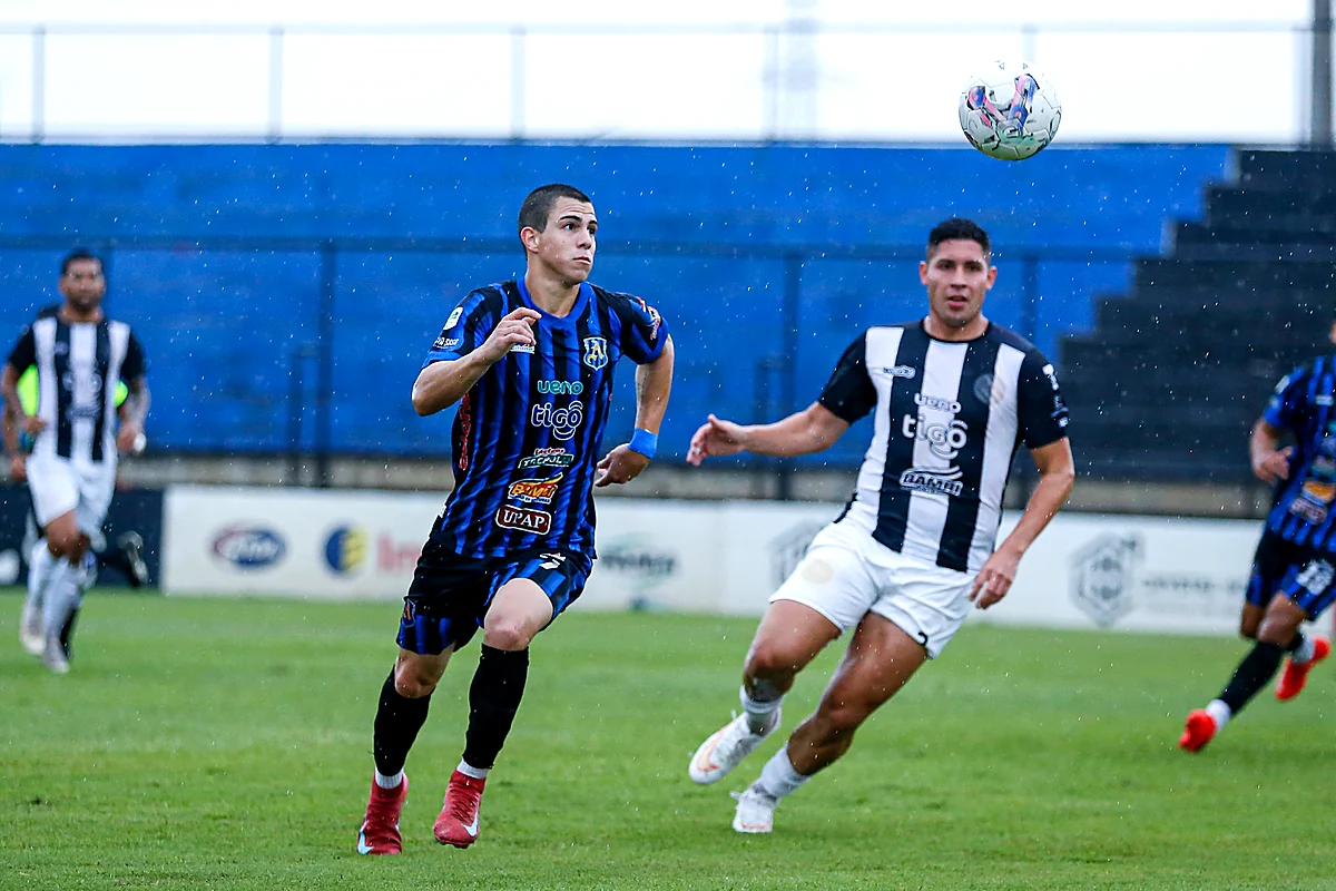 Atlántida y 12 de Octubre (SD) disputan el balón en el Complejo Oceánico, fecha 30