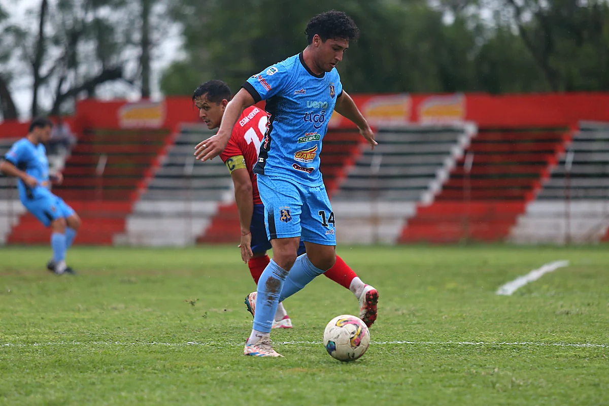 Jugador de Atlántida avanza con el balón ante Atlético Colegiales, fecha 31