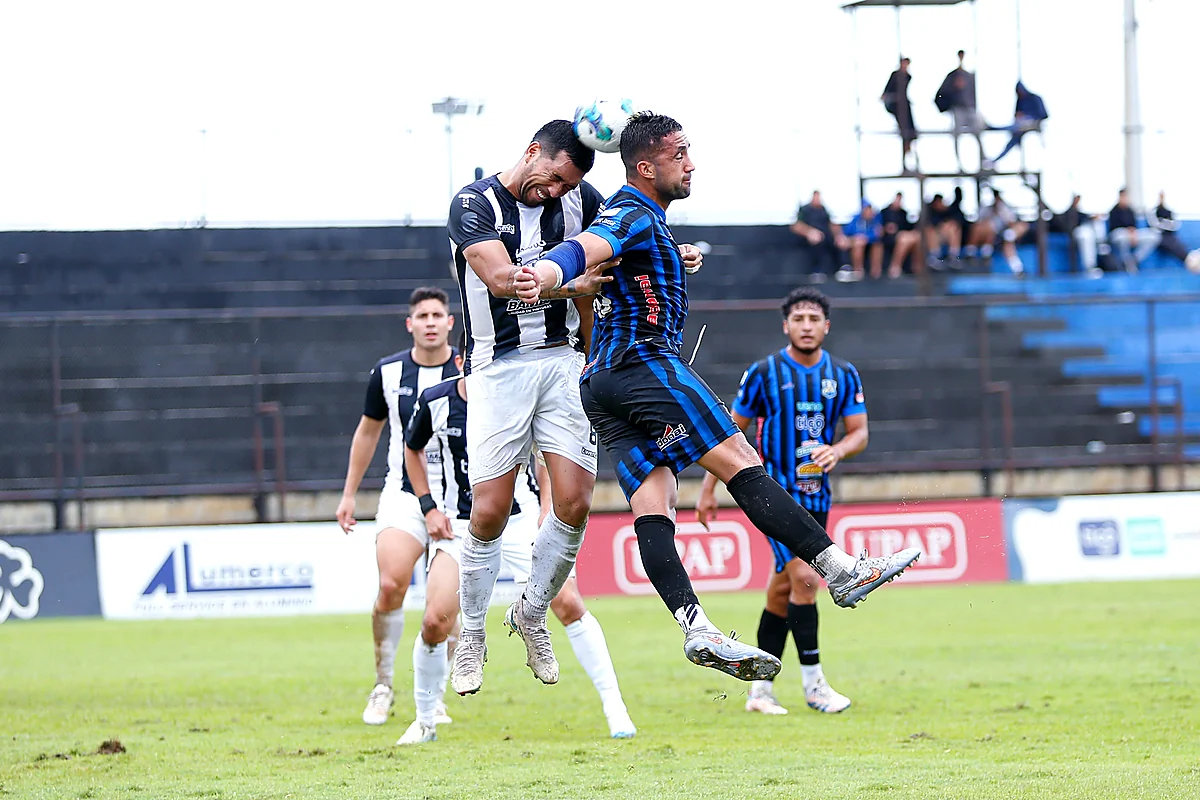 Disputa por alto entre jugadores de Atlántida y 12 de Octubre (SD), fecha 30