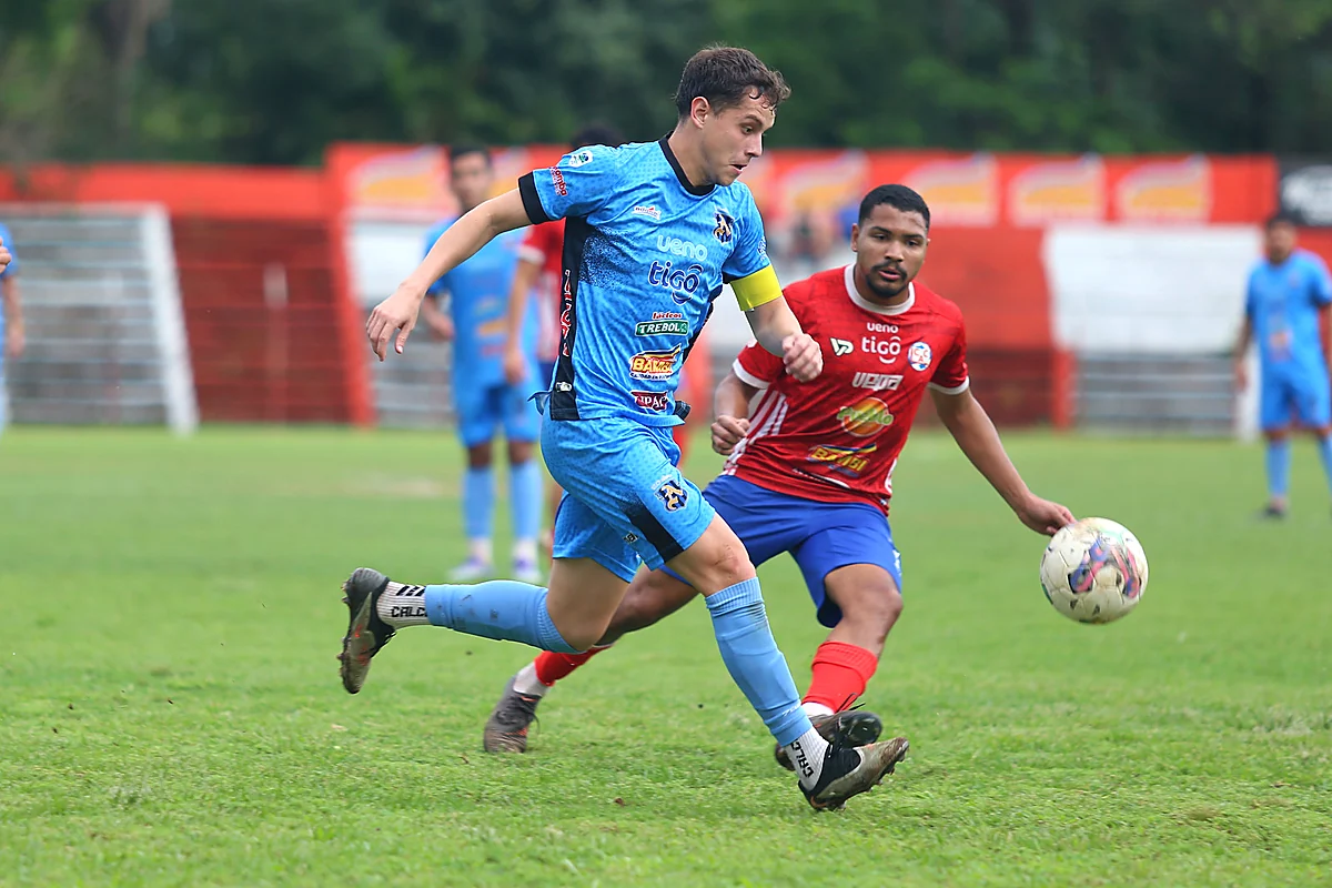 Jugador de Atlántida disputa el balón ante Atlético Colegiales, fecha 31