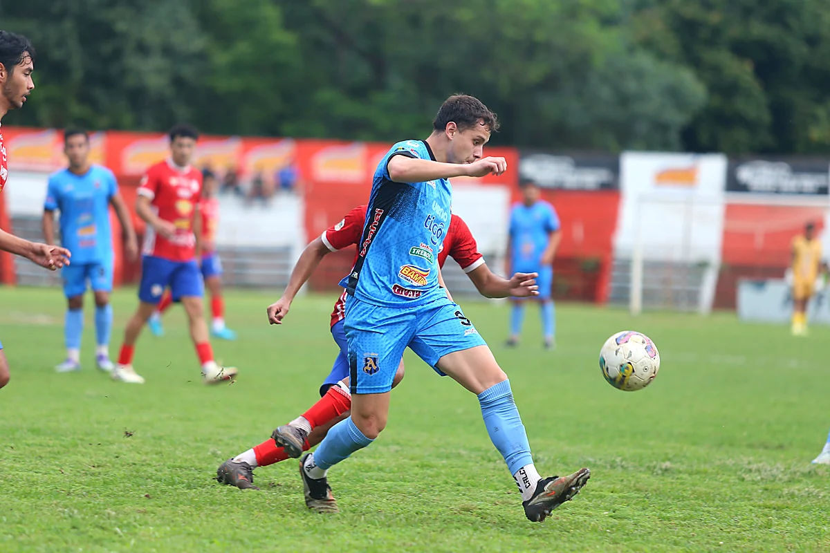 Jugador de Atlántida patea el balón ante Atlético Colegiales, fecha 31